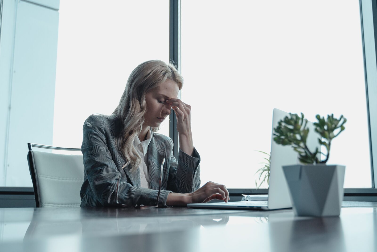 Pessoa tensa e concentrada no trabalho, mandíbula contraída